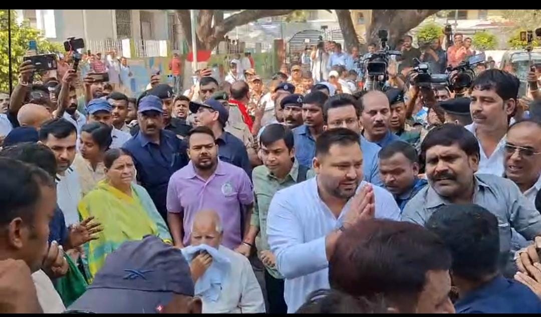 Bihar Election 2025: राघोपुर सीट से तेजस्वी यादव ने भरा नामांकन, माता-पिता समेत पूरा परिवार रहा साथ