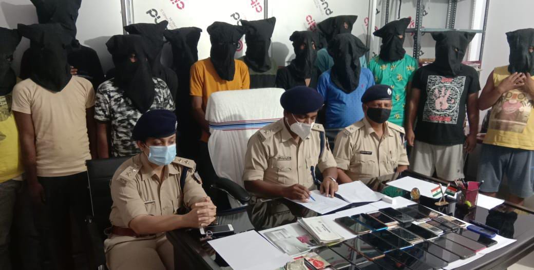 17 साइबर अपराधी गिरफ्तार ,यूपीआई , ई -वॉलेट और कैशबैक का प्रलोभन के माध्यम से करते थे ठगी.