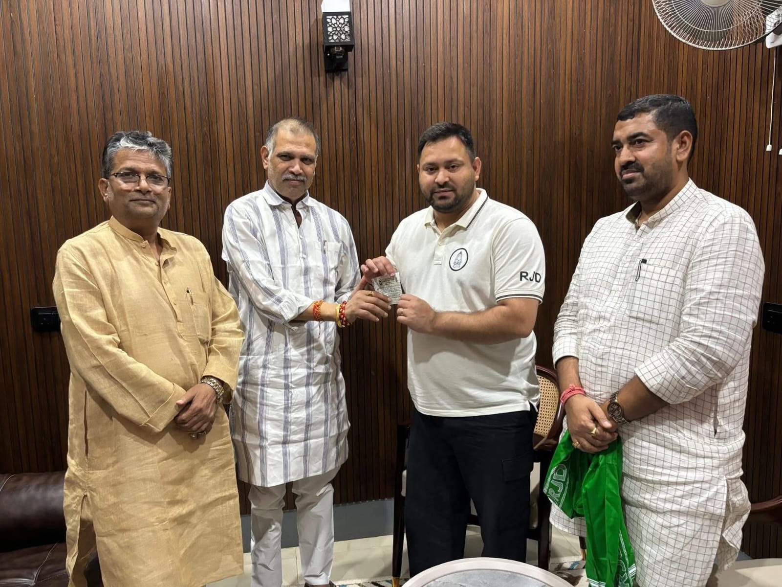 बिहार में एनडीए को एक बार फिर बड़ा झटका, सूरजभान सिंह ने छोड़ा साथ, आरजेडी में हुए शामिल