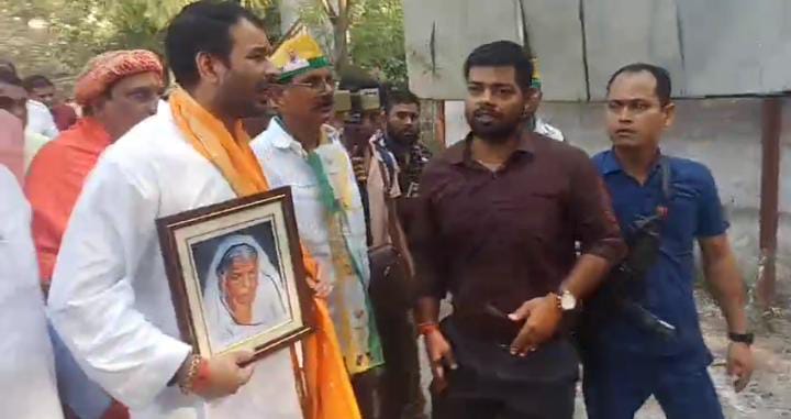 तेज प्रताप यादव ने महुआ सीट से भरा नामांकन, दादी की तस्वीर लेकर पहुंचे, भावनात्मक जुड़ाव किया जाहिर