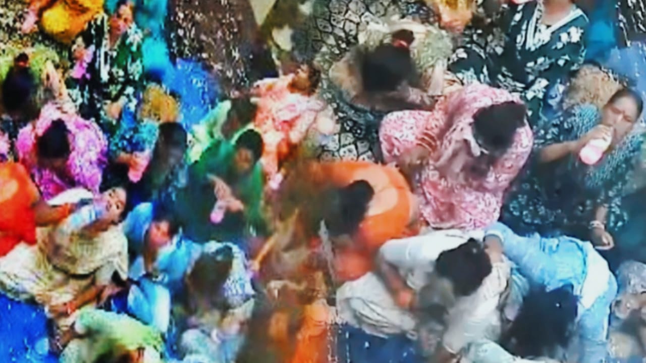 लोग किन्नरों को भी नहीं छोड़ रहे! किधर जा रहा समाज, इंदौर में परेशान हो कर 24 ट्रांसजेंडरों ने पी लिया जहर