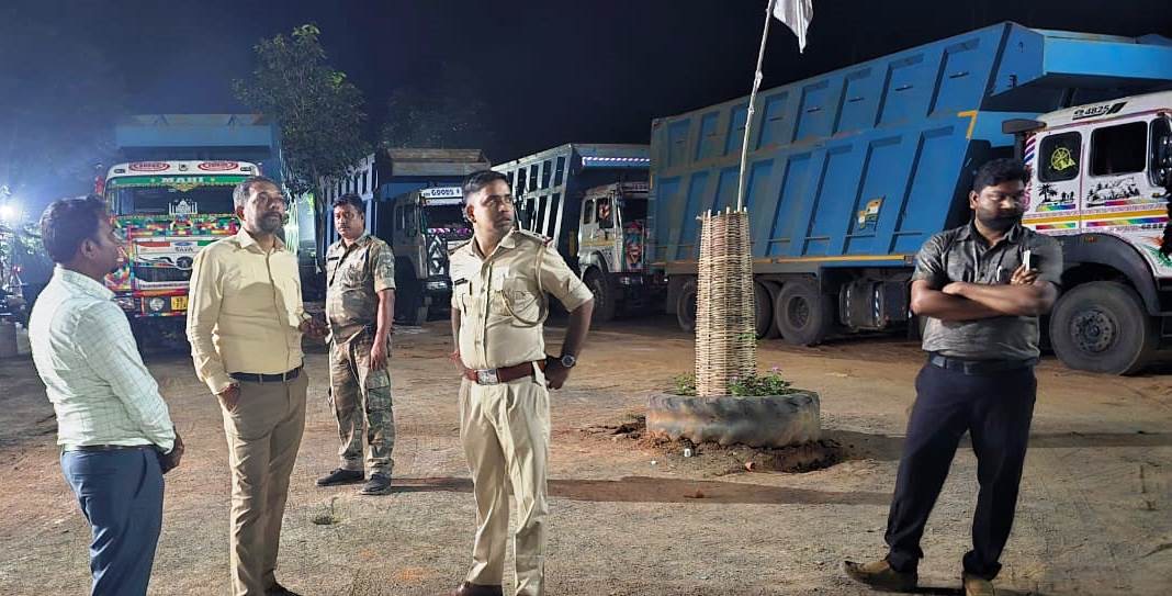 DUMKA NEWS: सड़क पर उतरे डीटीओ,  बालु लोड 19 हाईवा पकड़ाया