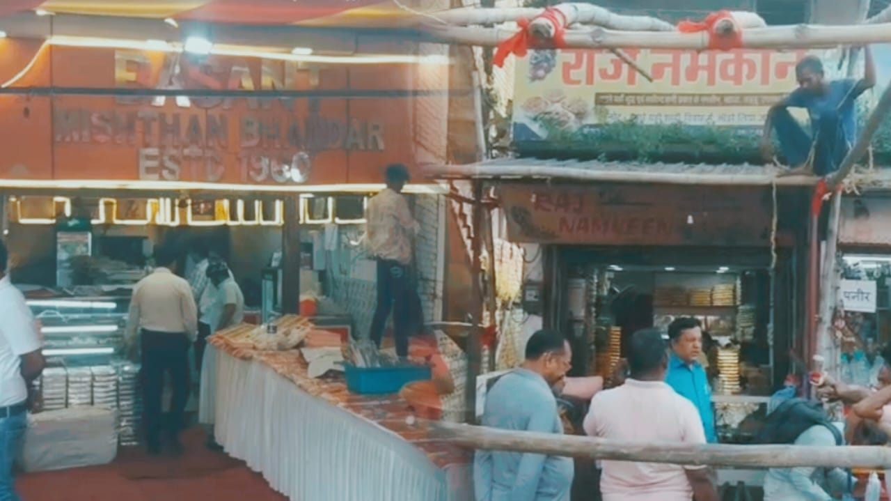 धनबाद में दीपावली से पहले मिठाइयों में मिलावट का हुआ भंडाफोड़, बसंत मिष्ठान भंडार और राजा नमकीन की मिठाइयां की गई नष्ट