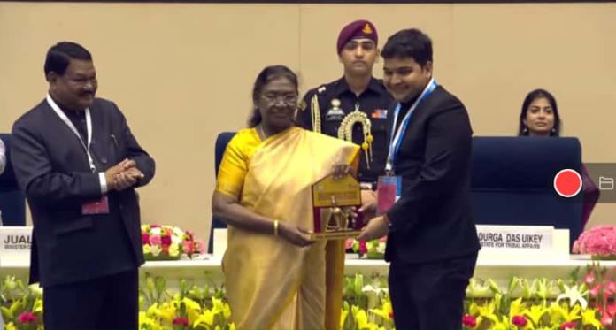 राष्ट्रपति द्रौपदी मुर्मू ने पाकुड़ के डीसी को दिया राष्ट्रीय सम्मान, ‘बेस्ट परफॉर्मेंस जिला’ बना पाकुड़