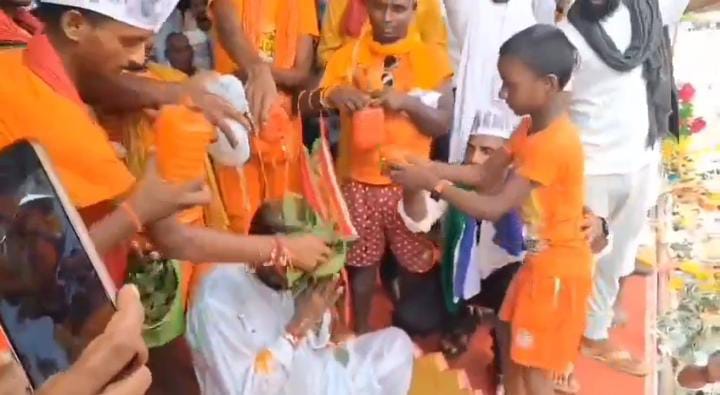 अपुन ही भगवान है ! महागठबंधन प्रत्याशी का अनोखा कारनामा, खुद को दूध गंगाजल से धोया, बेलपत्र भी चढ़वाया, देखें -VIDEO