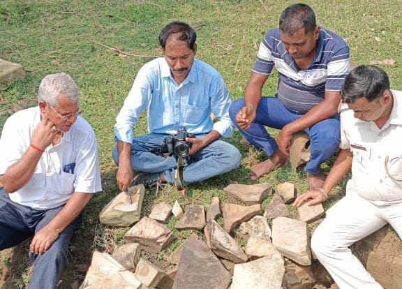 पाकुड़ के हिरणपुर वन क्षेत्र में मिला करोड़ों वर्ष पुराना पत्ता जीवाश्म, इलाके में बना चर्चा का विषय