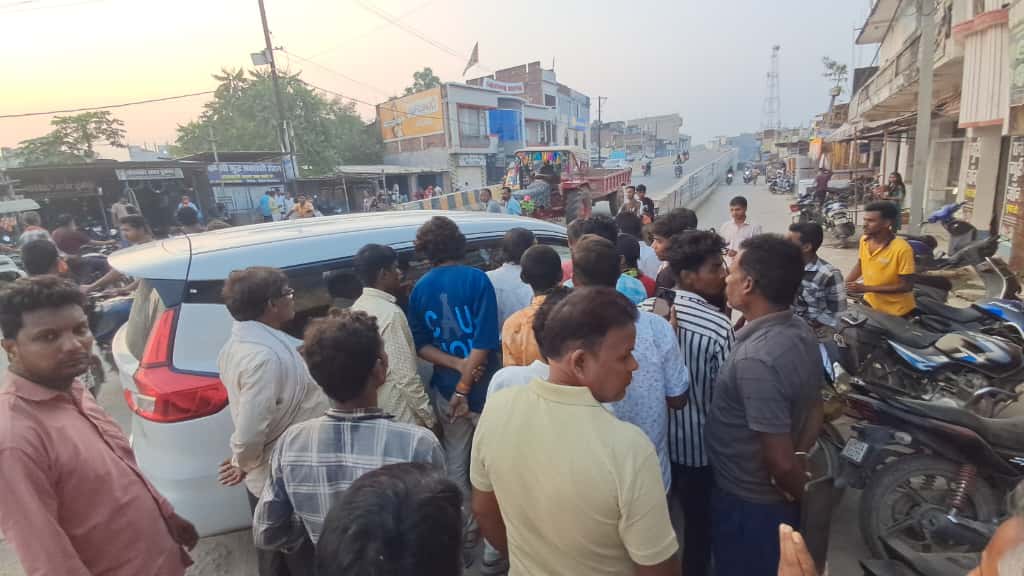 हुसैनाबाद में किसके सह पर चल रहा फर्जी निजी अस्पताल,फिर गई एक महिला की जान,आक्रोशित परिजनों ने किया सड़क जाम   