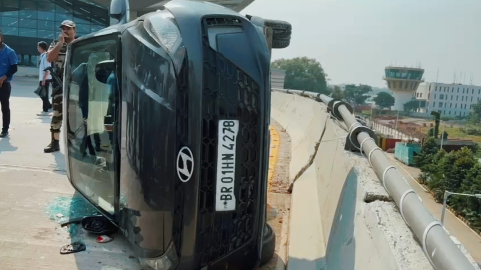 पटना में तेज रफ्तार का कहर, एयरपोर्ट के पास डिवाइडर से टकराकर पलटी कार