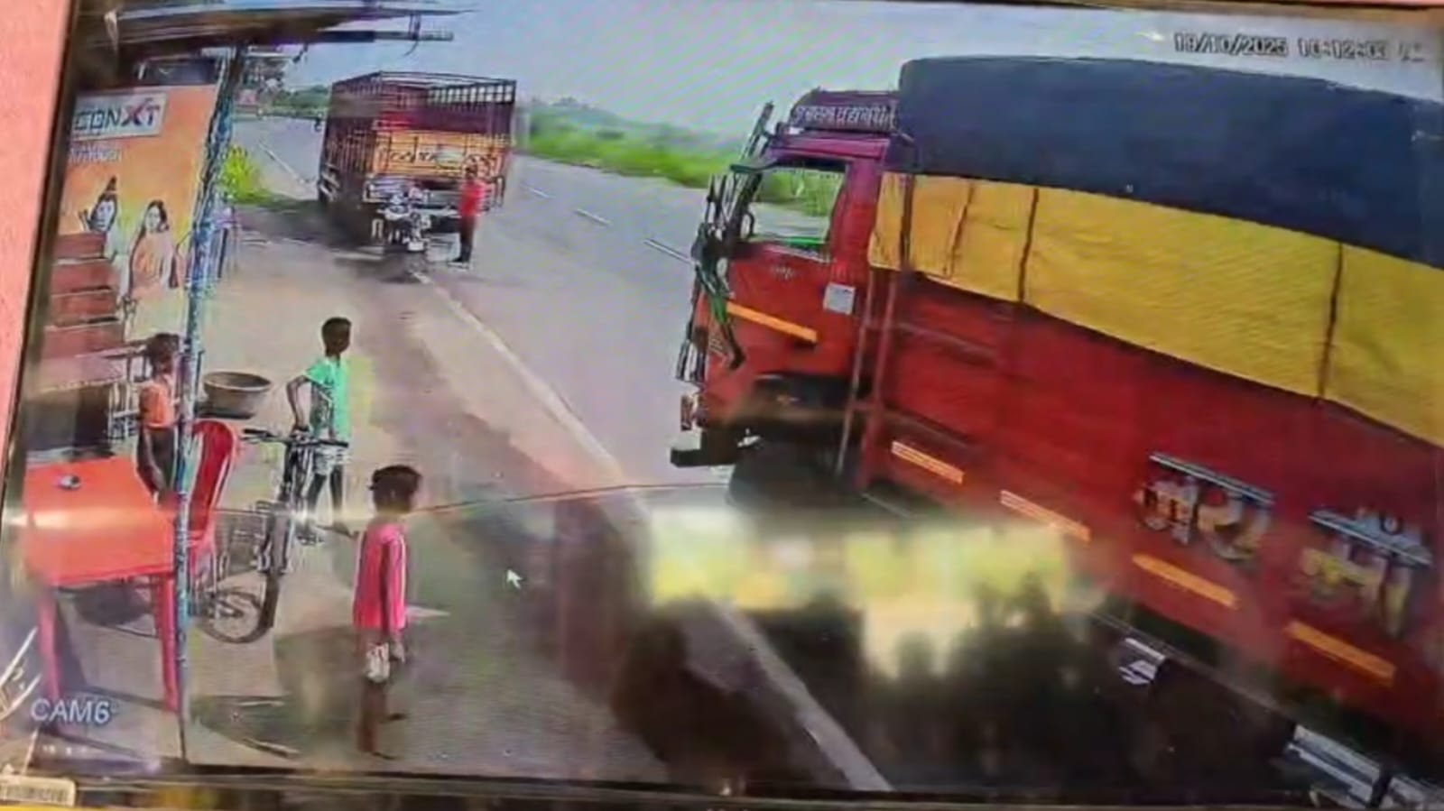 BIG BREAKING: ट्रक की EMI नहीं भर पाने पर छोटे भाई ने बड़े भाई पर चढ़ा दिया ट्रक, मौके पर दर्दनाक मौत, देखिए हादसे का लाइव वीडियो