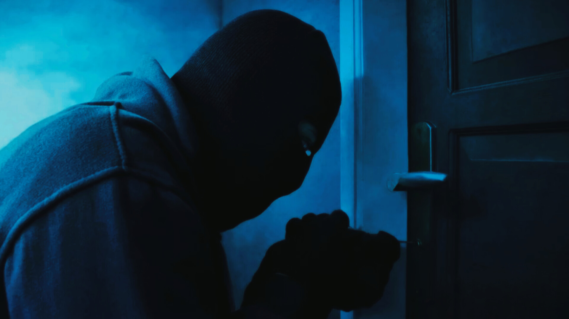 रांची के इस मोबाइल दुकान में हुई लाखों की चोरी! एस्बेस्टस तोड़कर उड़ाए 3.5 लाख के मोबाइल