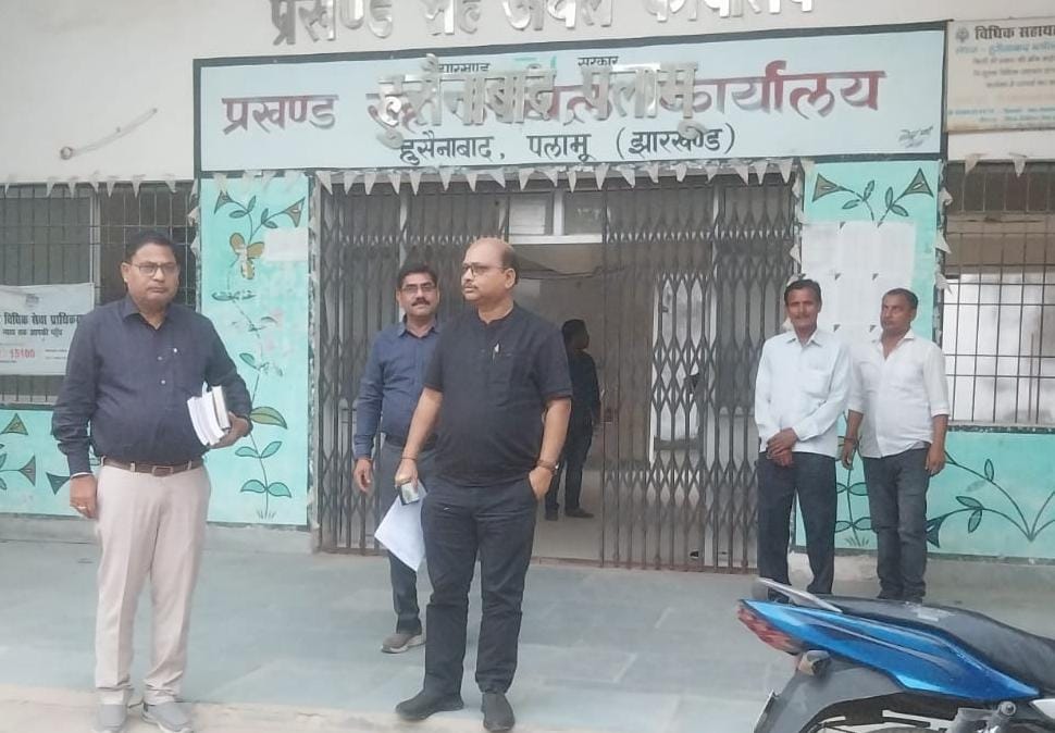 अपर समाहर्ता ने किया हुसैनाबाद अंचल का औचक निरीक्षण, दाखिल खारिज के मामलों को स समय पूरा करने दिया निर्देश  