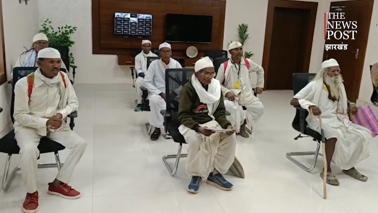 हाथ में तिरंगा लेकर डीसी ऑफिस पहुंचे टाना भगत, गांधी के अनुयायियों की यह है मांग