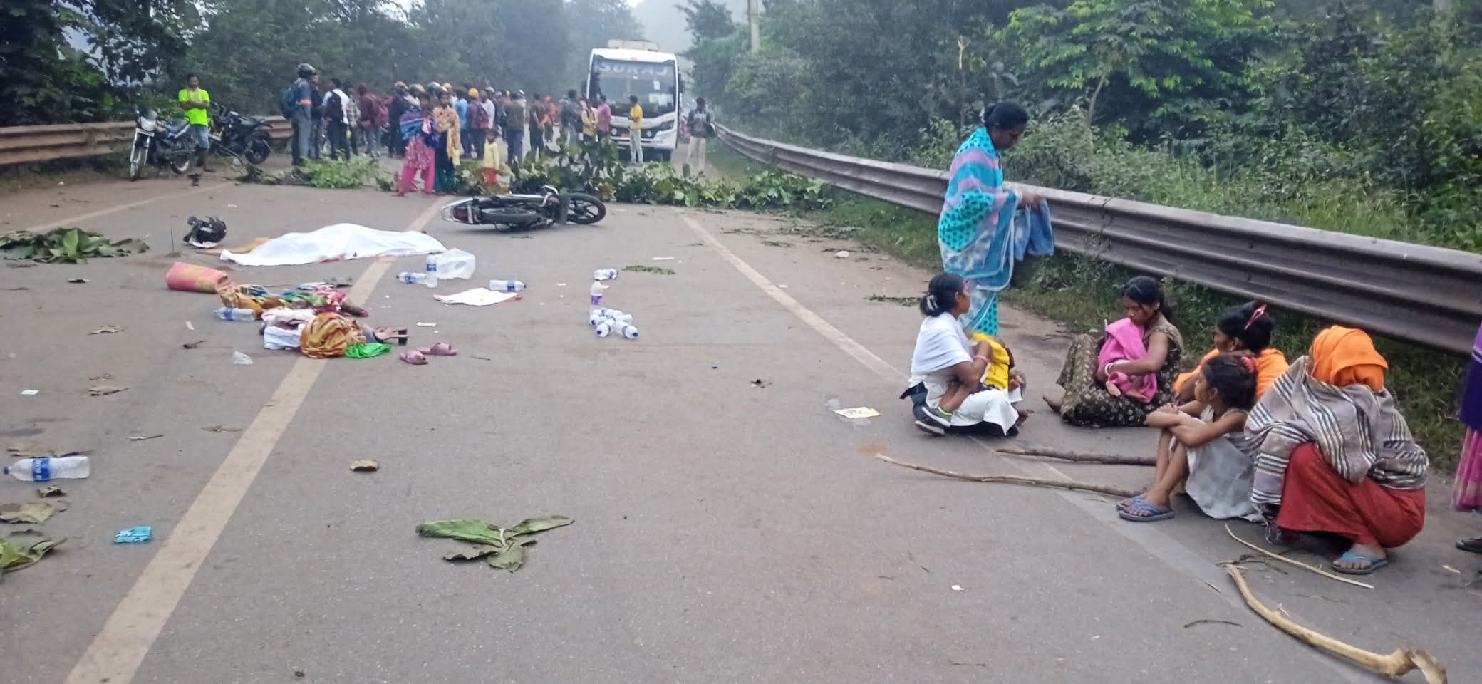 सरायकेला: 12 घंटे से सड़क पर पड़ी लाश, परिजन मुआवजे की मांग पर अड़े,थाना प्रभारी पर लगाया ये आरोप