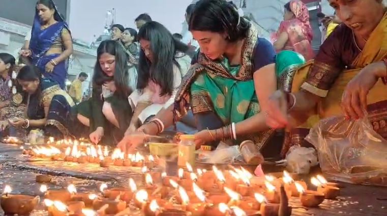 हज़ारों दीपक से जगमगाया देवघर का बाबा मंदिर,घरों में दीपक जलाने से पहले लोग बाबा दरबार मे जलाते हैं दीप