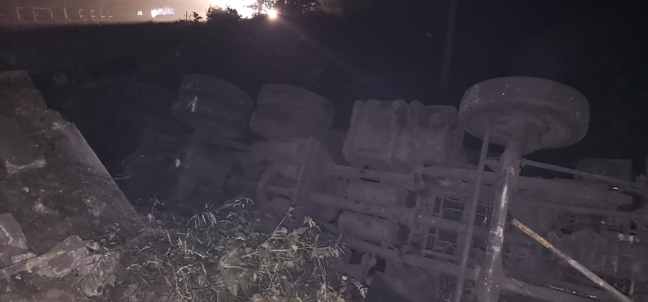 पाकुड़ में तेज़ रफ़्तार की सनक ने मचाई दहशत, कोयला लदी हाईवा पुल की रेलिंग तोड़कर नीचे गिरी, चालक और खलासी फरार