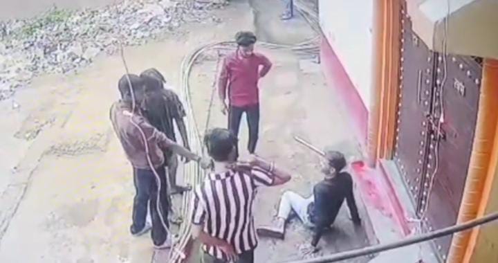 अरे बाप रे...बात करते-करते हुई कहासुनी और युवक पर अपराधियों ने कर दी फायरिंग, हत्या CCTV में कैद, देखिए  दिल दहलाने वाला वीडियो