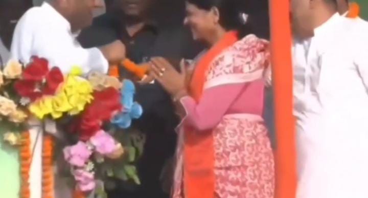 ई गजब आदमी है भाई, हाथ काहे पकड़ते हो! महिला उम्मीदवार को माला पहनाने जा रहे थे नीतीश कुमार, देखिए VIDEO फिर क्या हुआ