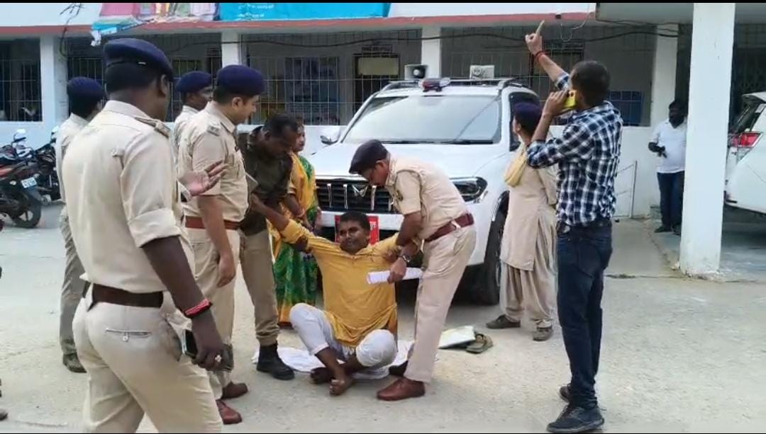 Bihar Election: स्क्रुटनी के दौरान नामांकन हुआ रद्द तो धरने पर बैठे प्रत्याशी, पुलिस ने बल पूर्वक हटाया तो फूट-फूट कर लगे रोने, देखिए Video 