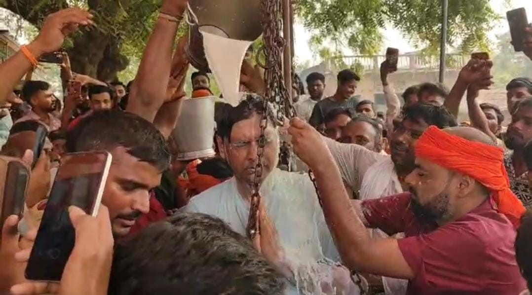 छपरा में मांझी विधानसभा क्षेत्र के निर्दलीय प्रत्याशी राणा प्रताप सिंह डब्लू का वीडियो वायरल, समर्थकों ने दूध से नहलाया