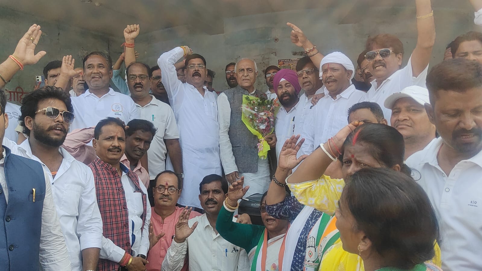 राहुल गांधी के प्रयासों पर कौन फेर रहा पानी, धनबाद में कुछ ऐसे दिखा जिला कांग्रेस अध्यक्ष के विवाद का असर