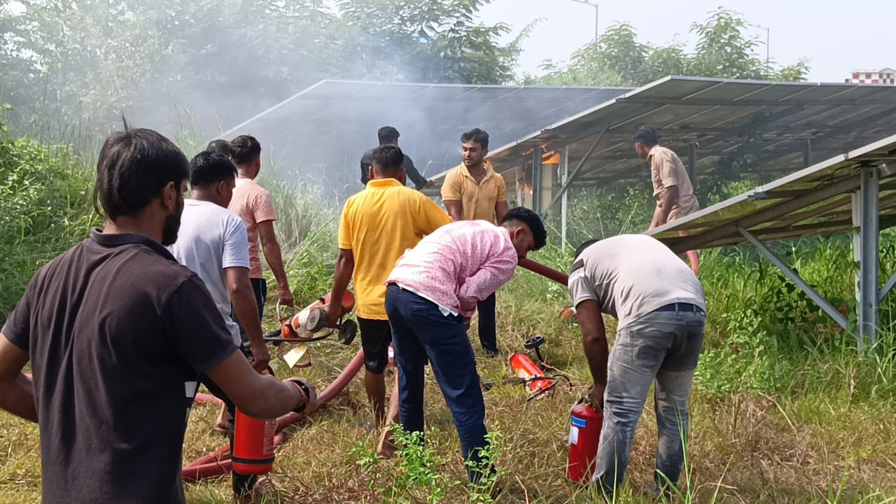Breaking: दुमका हवाई अड्डा परिसर में लगी आग, दमकल की दो गाड़िया मौके पर पहुंची
