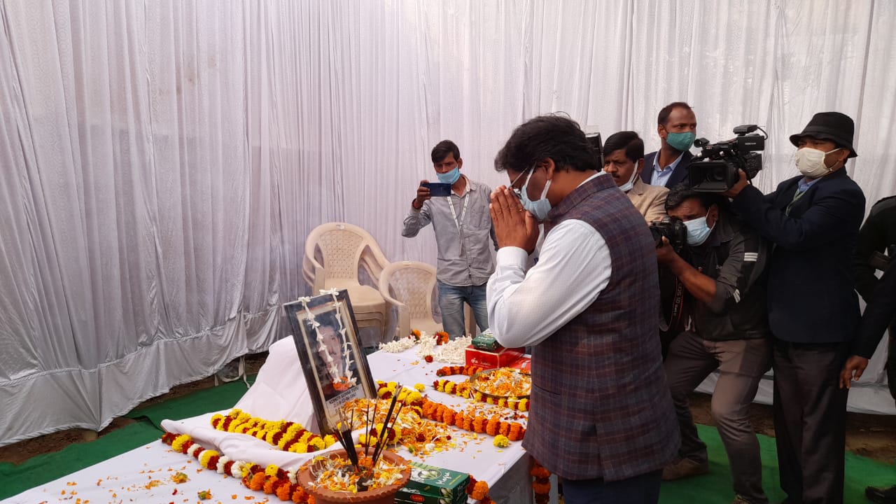 फुफेरे भाई के दशकर्म में पिता शिबू सोरेन के साथ मुख्यमंत्री हुए शामिल