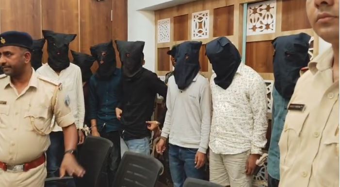 संथाल परगना के सबसे बड़े डकैती कांड का खुलासा: देवघर पुलिस ने वैशाली जिला के रहने वाले 11 डकैतों को किया गिरफ्तार, 5.50 लाख कैश, पिस्टल व गाड़ी बरामद