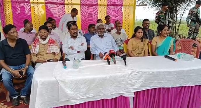 आदिवासियों पर लाठी चार्ज के खिलाफ सड़क पर उतरे पूर्व सीएम चम्पाई सोरेन, प्रशासन ने चाईबासा जाने से रोका