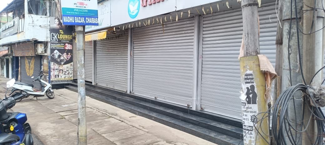 आदिवासियों पर लाठीचार्ज के विरोध में कोल्हान बंद, सड़कों पर उतरे बंद समर्थक, बंद कराए दुकान, बसों का आवागमन पूरी तरह बाधित