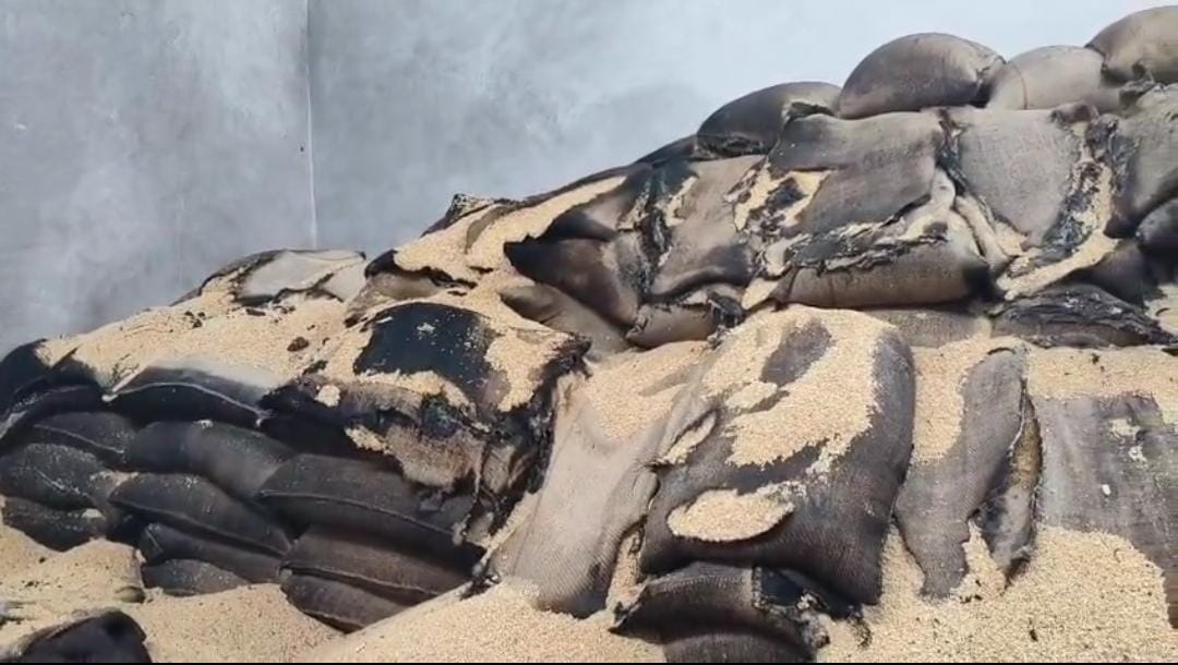 हादसा या साजिश: अनाज गोदाम में लगी भीषण आग,गोदाम प्रबंधक बुरी तरह झुलसे, जांच में जुटी पुलिस 