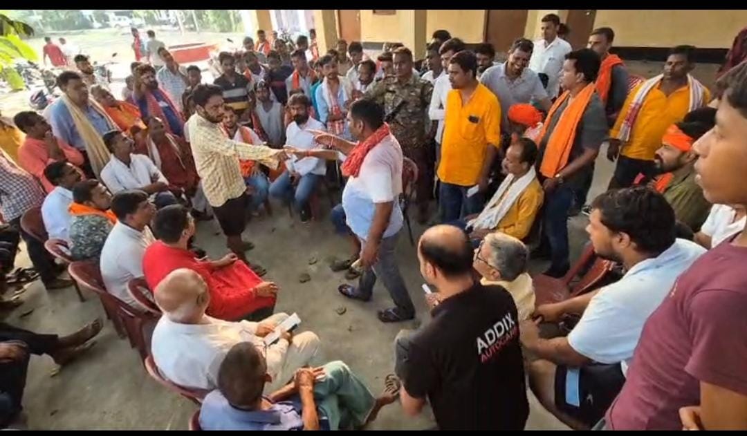 ये क्या! वोट मांगने पर पहुंचे बीजेपी विधायक तो देखिए कैसे ग्रामीणों ने खदेड़ा