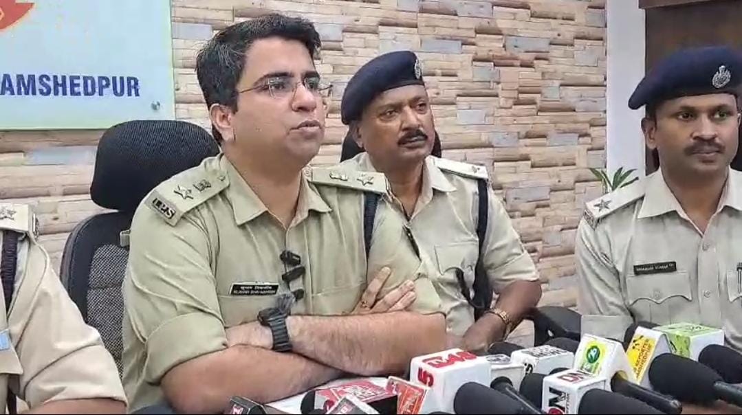 जमशेदपुर में पुलिस की बड़ी कार्रवाई: दशरथ शुक्ला का करीबी गिरफ्तार, पिस्टल और जिंदा कारतूस बरामद
