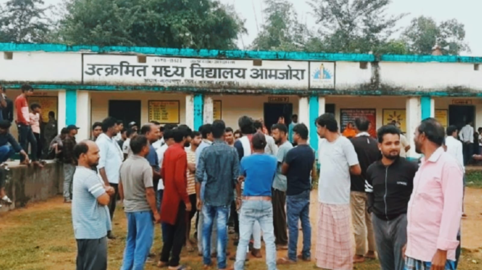 जामताड़ा में शर्मनाक कांड: छात्रा से छेड़खानी पर भड़के ग्रामीण, शिक्षक को सिखाया ऐसा सबक की देखते रह गए लोग, Video Viral