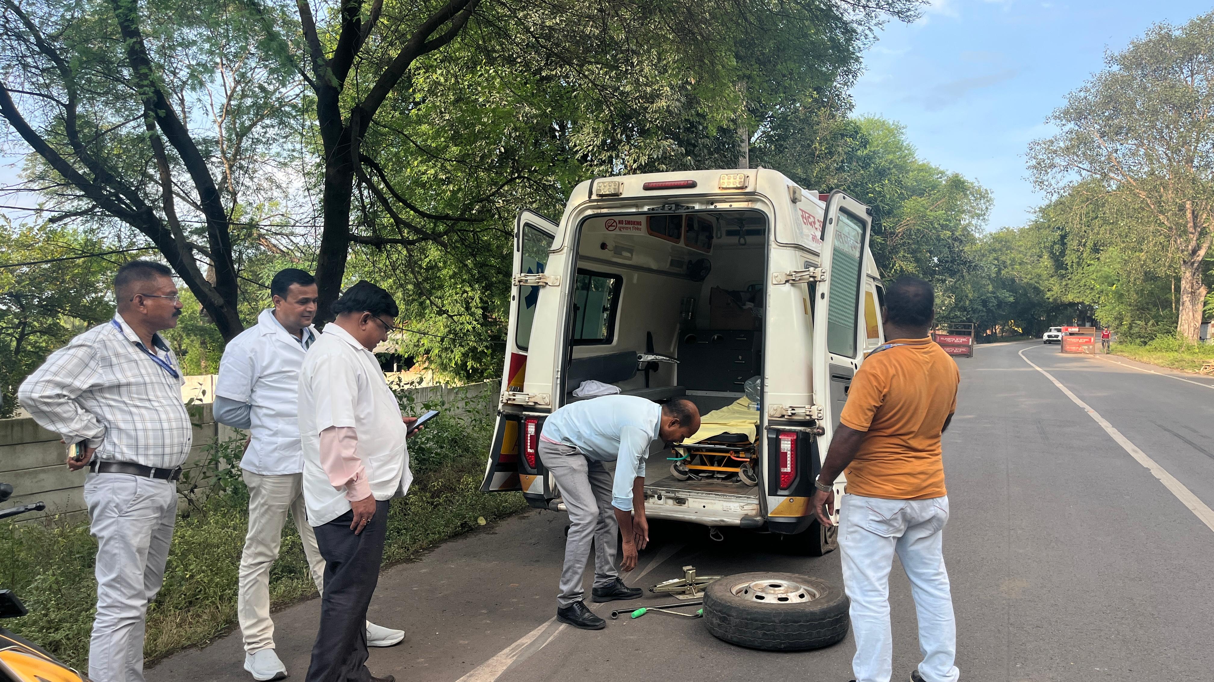 स्वास्थ्य मंत्री इरफान अंसारी के काफिले में  शामिल एंबुलेंस का टायर हुआ ब्लास्ट, बाल-बाल बचे चार डॉक्टर