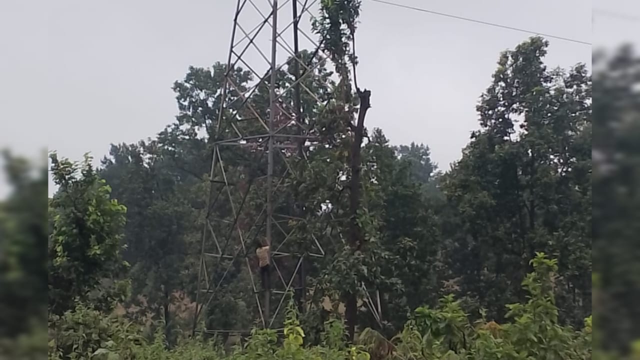 गिरिडीह: पीरटांड में 33 हजार वोल्ट के टावर पर चढ़ा युवक, घंटों चला हाई वोल्टेज ड्रामा