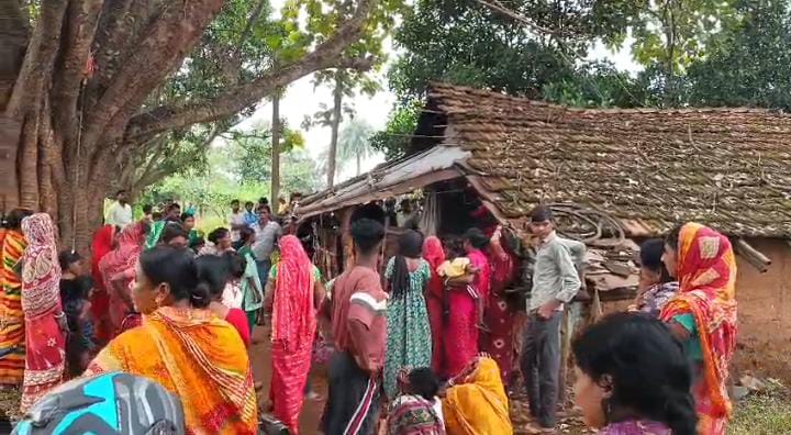 Big Breaking:दुमका में दुकान के बाहर सो रहे दुकानदार की कुल्हाड़ी से वार कर हत्या