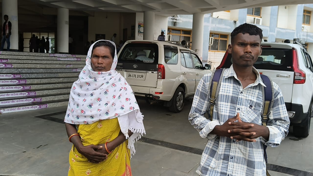 गोड्डा में दबंगों ने विधवा महिला का 5 बीघे धान की फसल जबरन काटी,फिर भी पुलिस ने नहीं की कार्रवाई 