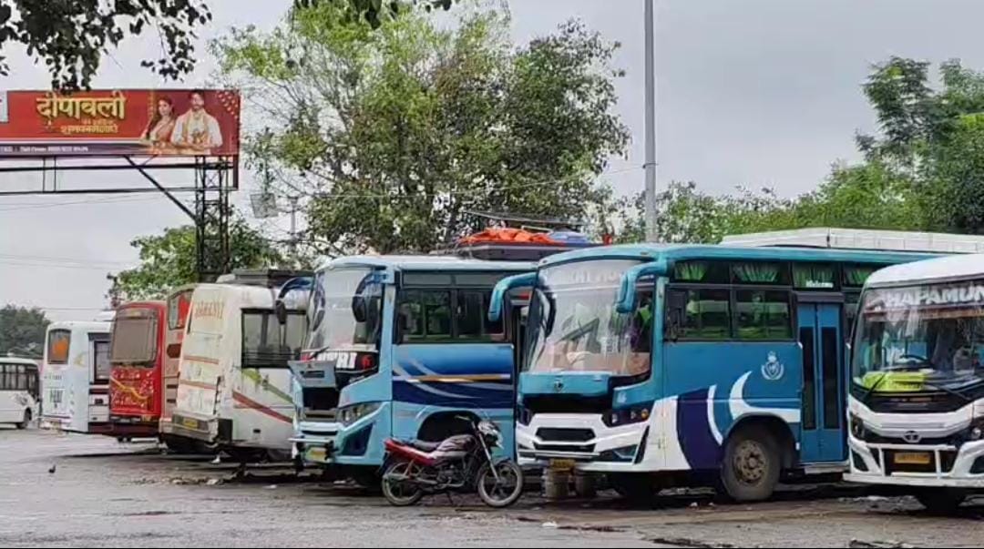 बस मालिकों की हड़ताल से गुमला में ठप हुई सेवा! यात्रियों को घंटों करना पड़ रहा इंतजार