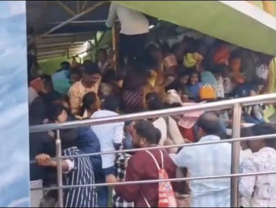 बड़ी खबर:आंध्र प्रदेश के बालाजी मंदिर में बड़ा हादसा, कई लोगों की जान गई, राहत और बचाव कार्य शुरू