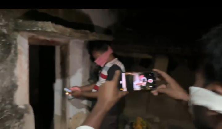 कई दिन से घर में बंद थे मां और बेटा, जब पहुंची पुलिस तो खौफनाक मंजर देख उड़ गए होश, पढ़ें धनबाद का हैरान करने वाला मामला