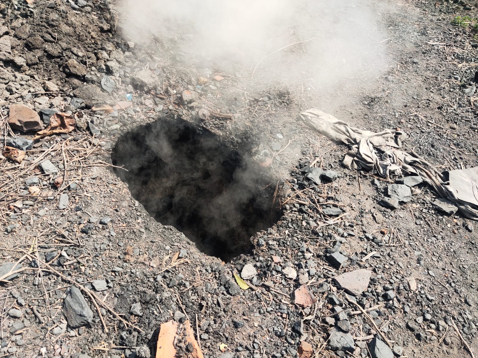 झरिया में आग उगलते गोफ में गिरा बच्चा, बुरी तरह झुलसा 