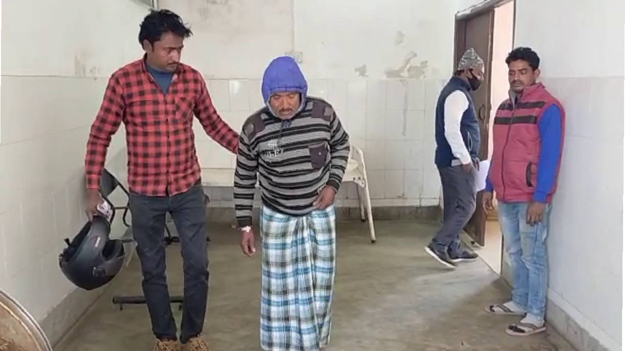 थाना प्रभारी पर दलित बुजुर्ग और बेटों  के साथ मारपीट का आरोप, बुजुर्ग की हालत नाजुक