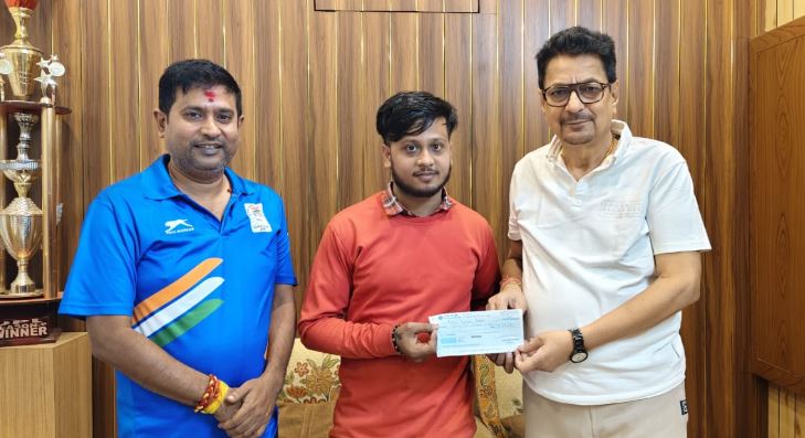 देवघर के जिमनास्ट सूरज केसरी जायेंगे कज़ाकिस्तान, ओलंपिक संघ के जिला अध्यक्ष सुनील खवाड़े ने की आर्थिक सहायता