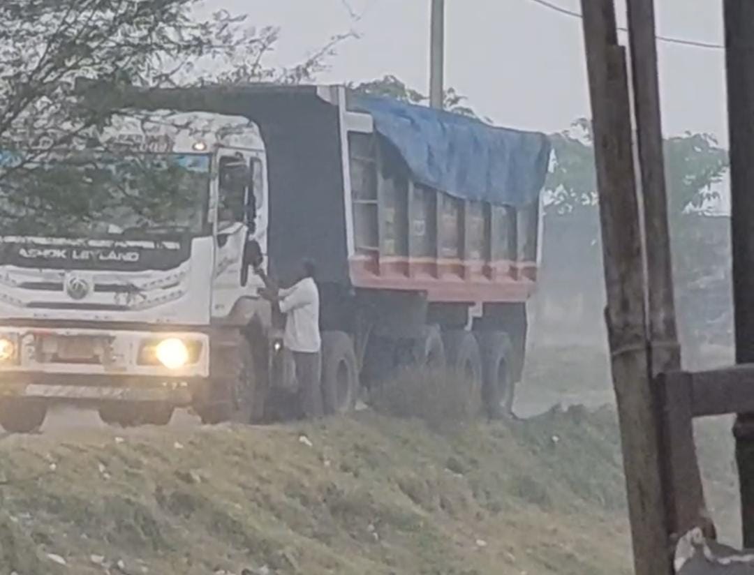 पाकुड़ का दुल्मी चेकपोस्ट बना अवैध वसूली का अड्डा,उप मुखिया ने डीसी से की कार्रवाई की मांग