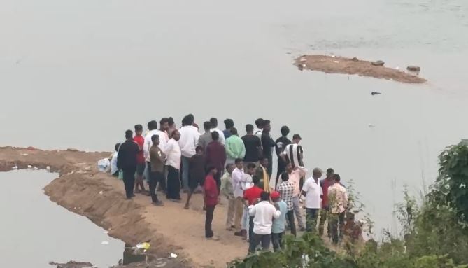 कार्तिक पूर्णिमा स्नान के दौरान धनबाद में बड़ा हादसा, पांच युवक नदी में बहे, तीन को बचाया गया