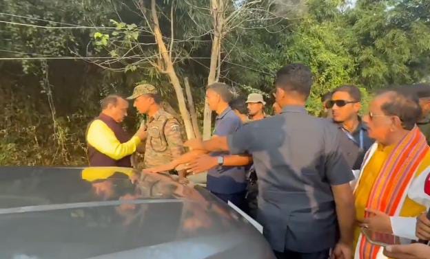 ई का हो गया...उपमुख्यमंत्री विजय कुमार सिन्हा और विधान पार्षद अजय कुमार सिंह के बीच बीच सड़क जमकर तू तू मैं मैं, देखिए-VIDEO