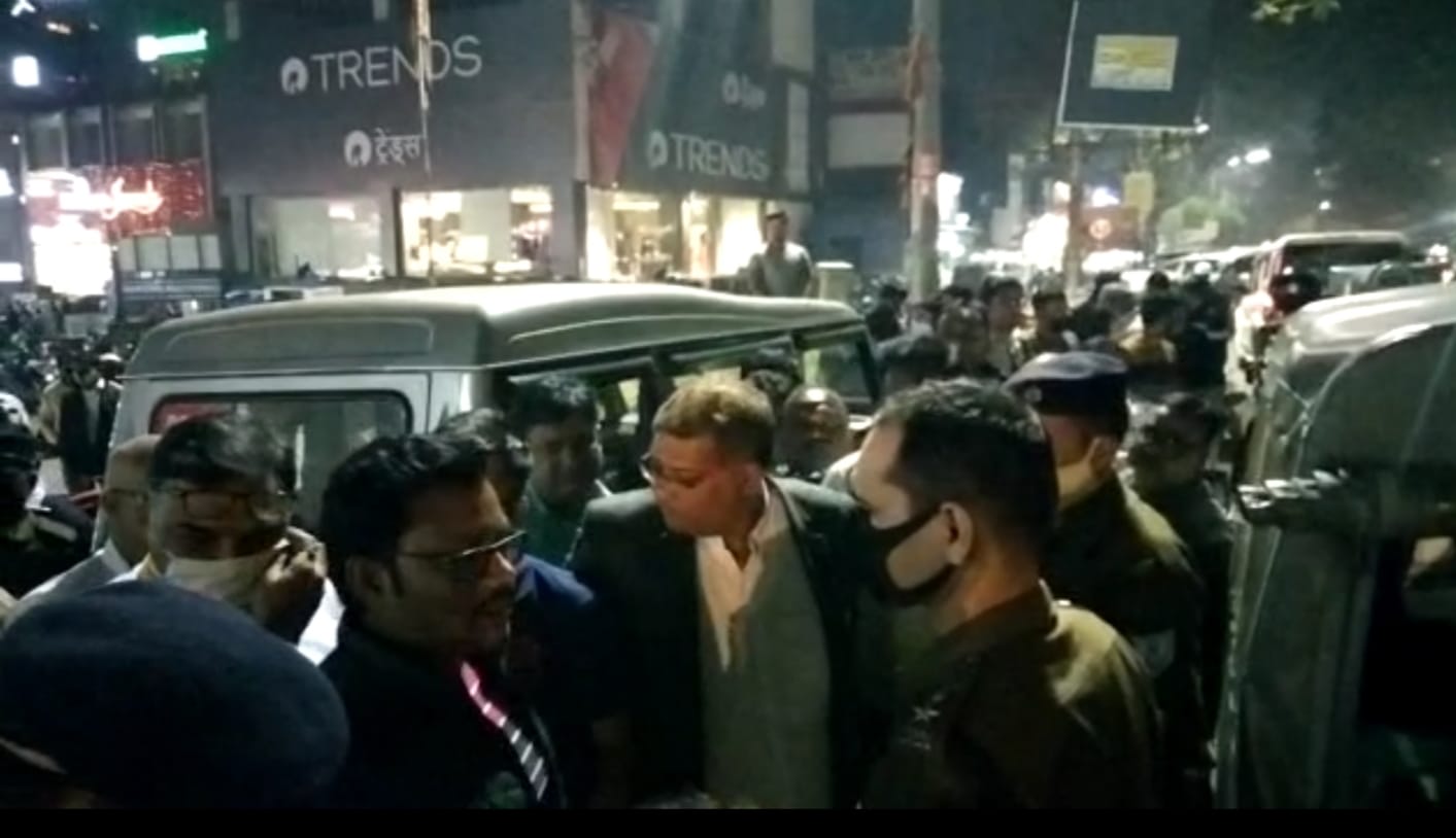 पुलिस बन कर आए अपराधियों ने लूट लिए 10 लाख रुपए, व्यपारियों में आक्रोश