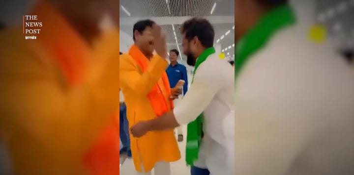 राजनीति का एक रंग ये भी...मतभेदों के बीच मनोज तिवारी का पैर छुते नज़र आए खेसारी लाल, देखिए-VIRAL VIDEO 