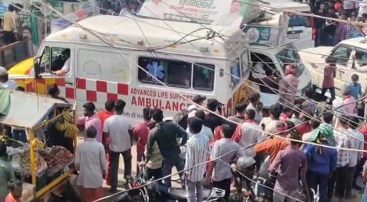 अरे थोड़ी तो शर्म कर लो ! RJD के रोड़ शो में घंटों फंसा रहा एम्बुलेंस, पीड़ा से तड़पती रही गर्भवती महिला, लेकिन नहीं दिया गया रास्ता