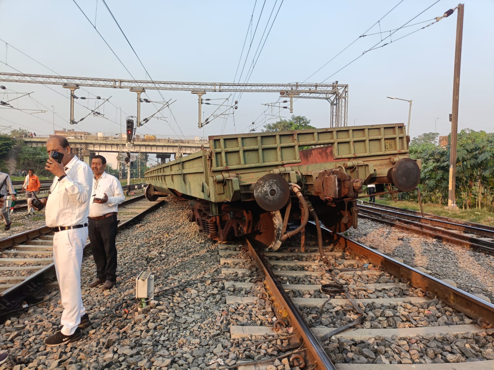 बड़ी खबर:हाजीपुर जंक्शन पर पटरी से उतरी मिलिट्री स्पेशल मालगाड़ी, मची अफ़रा-तफ़री